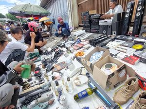 Cerita Pedagang Pasar Loak Barangnya Sampai Diburu Buat Properti Film