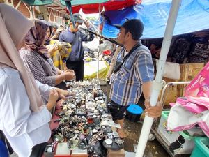 Cerita Gen Z Berburu Barang Lawas di Pasar Loak Jatinegara gegara FYP TikTok