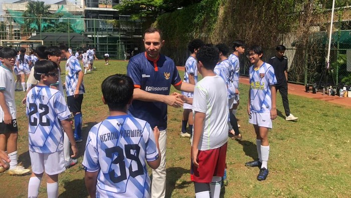 Mantan pelatih Uzbekistan, Timur Kapadze, menggelar coaching clinic untuk pelajar di Mentari Intercultural School Jakarta (MISJ). Dia mengaku antusias melihat bibit pesepakbola Indonesia.