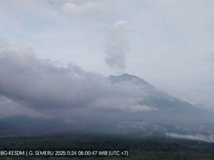 Gunung Semeru Hembuskan Asap Putih Setinggi 1 Km dari Puncak