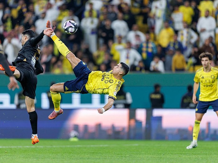 RIYADH, SAUDI ARABIA - NOVEMBER 23: Cristiano Ronaldo of team Al-Nassr FC scores their fourth goal during the Saudi Pro League match between Al Nassr and Al Khaleej at Al Awwal Park on November 23, 2025 in Riyadh, Saudi Arabia. (Photo by Abdullah Ahmed/Getty Images)