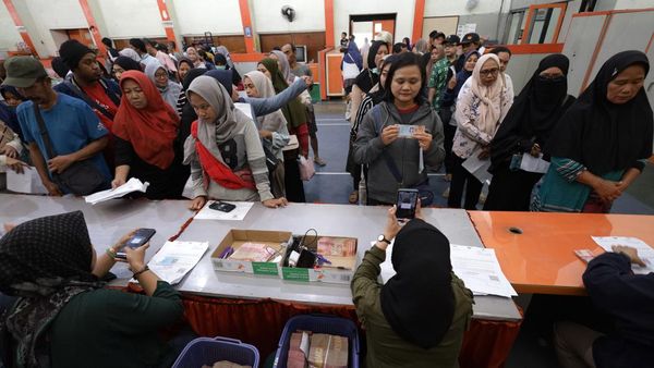 Antrean Warga Kediri Terima BLTS Kesra Rp900 Ribu di Kantor Pos