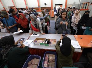 Antrean Warga Kediri Terima BLTS Kesra Rp900 Ribu di Kantor Pos