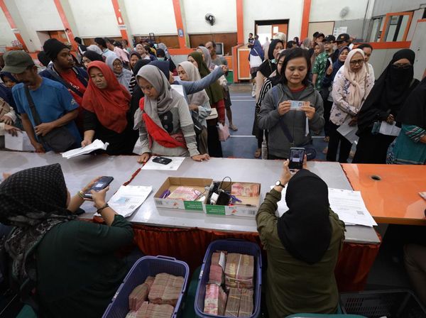 Antrean Warga Kediri Terima BLTS Kesra Rp900 Ribu di Kantor Pos