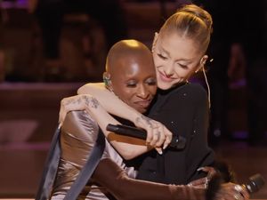 Ariana Grande & Cynthia Erivo Dinilai Terlalu Mesra, Disebut Semi-Binary