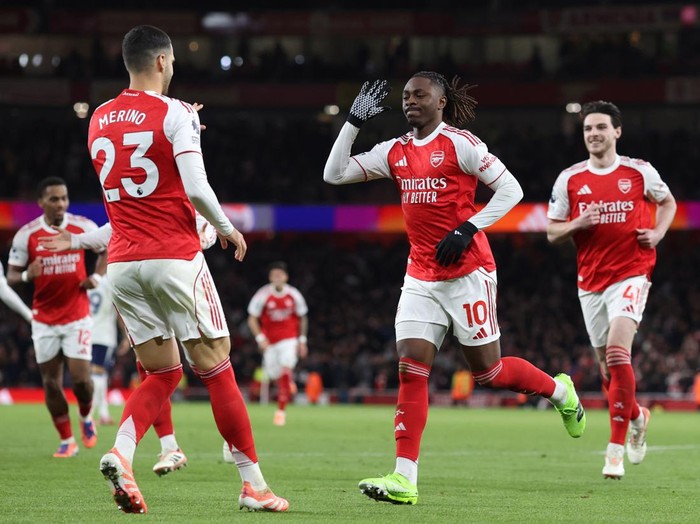 LONDON, ENGLAND - NOVEMBER 23: Eberechi Eze of Arsenal celebrates after scoring the third goal for his team during the Premier League match between Arsenal and Tottenham Hotspur at Emirates Stadium on November 23, 2025 in London, England. (Photo by Charlotte Wilson/Offside/Offside via Getty Images)