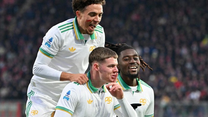 Soccer Football - Serie A - Cremonese v AS Roma - Stadio Giovanni Zini, Cremona, Italy - November 23, 2025 AS Romas Evan Ferguson celebrates scoring their second goal with Neil El Aynaoui and Manu Kone REUTERS/Alberto Lingria