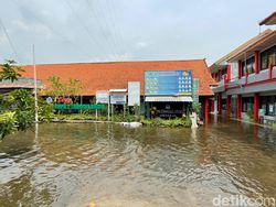 Banjir Selutut, SMPN 2 Tanggulangin Sidoarjo Terpaksa Gelar UAS Daring