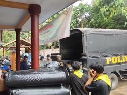 6 Truk Bantuan Polda Jatim Tiba dan Didistribusi ke Pengungsi Semeru