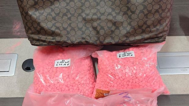 Barang bukti puluhan ribu pil ekstasi disita dari kurir narkoba usai kecelakaan di Tol Lampung, Kamis (20/11/2025).