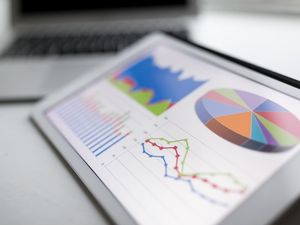 IHSG Melemah Tipis, EXCL Umumkan Dividen dan SULI Private Placement