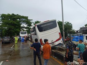 Video: Bus Jamaah Umrah Terguling di Pangkep, 2 Penumpang Luka
