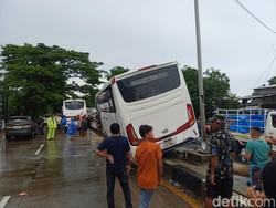 Bus Bawa Rombongan Jemaah Umrah Terguling di Pangkep, 2 Orang Luka