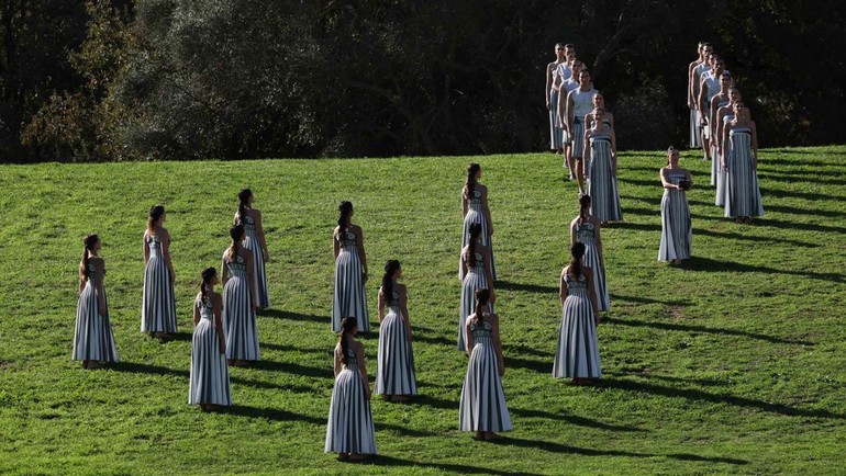 Prosesi latihan umum ini langsung menyita perhatian publik dan media internasional yang menyaksikan dari dekat persiapan salah satu tradisi paling ikonik dalam sejarah Olimpiade, di Olympia Kuno, Yunani, pada Senin (24/11/2025). REUTERS/Louisa Gouliamaki