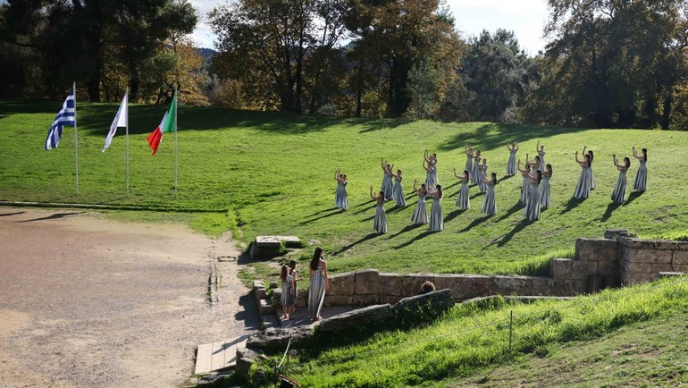 Gladi bersih ini menjadi langkah penting sebelum penyalaan api resmi berlangsung dalam waktu dekat. Setelah dinyalakan, obor Olimpiade akan memulai perjalanan panjangnya melintasi berbagai kota, membawa semangat Olimpiade menuju Italia sebagai tuan rumah Olimpiade Musim Dingin 2026. REUTERS/Louisa Gouliamaki