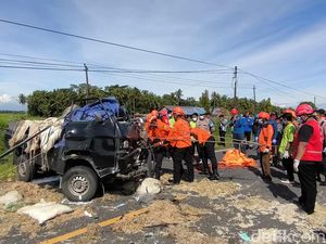 Pikap Seruduk Truk di Jalan Daendels Kulon Progo, 1 Orang Tewas Terjepit