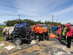 Pikap Seruduk Truk di Jalan Daendels Kulon Progo, 1 Orang Tewas Terjepit