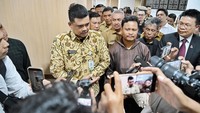 Usai Bertemu Warga, Bobby Janji Kirim Surat Rekomendasi Tutup TPL ke Pusat