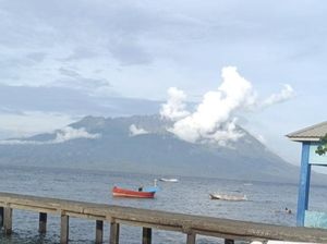 Aktivitas Gunung Sangeang Api Menurun Seusai Muncul Asap-Lava Pijar