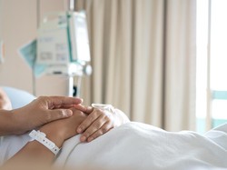 Apakah Doa Menjenguk Sakit Harus Menggunakan Bahasa Arab? Ini Penjelasannya