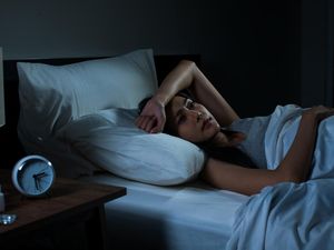 Mengapa Memaksakan Tidur Lebih Cepat Justru Bikin Susah Terlelap?