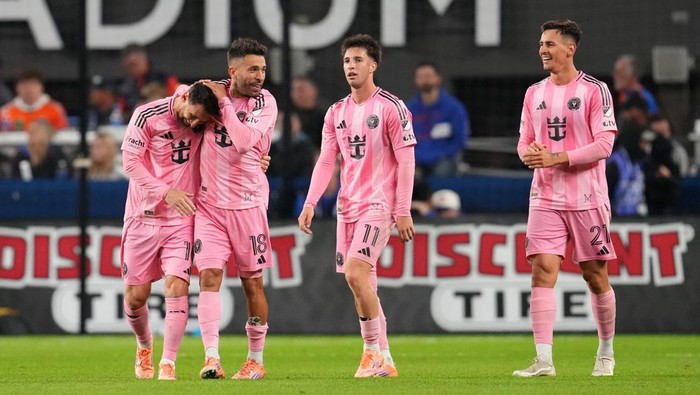 CINCINNATI, OHIO - NOVEMBER 23: Tadeo Allende #21 of Inter Miami CF celebrates after scoring the teams fourth goal with teammates Lionel Messi #10, Jordi Alba #18, Baltasar Rodriguez #11  during the Conference Semifinal match between FC Cincinnati and Inter Miami FC as part of the 2025 MLS Cup Playoffs at TQL Stadium on November 23, 2025 in Cincinnati, Ohio.  (Photo by Jeff Dean/Getty Images)