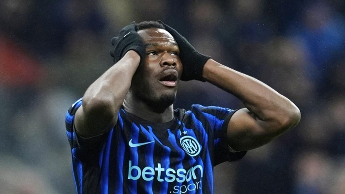 Soccer Football - Serie A - Inter Milan v AC Milan - San Siro, Milan, Italy - November 23, 2025 Inter Milans Ange-Yoan Bonny reacts after missing a chance to score REUTERS/Matteo Ciambelli