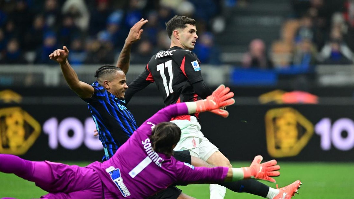 Duel AC Milan melawan Inter Milan bulan November lalu. Foto: REUTERS/Daniele Mascolo