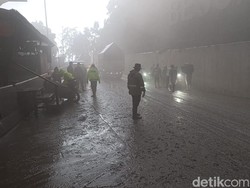 Jalur Piket Nol Lumajang Dihujani Abu Tebal Imbas Letusan Sekunder Semeru