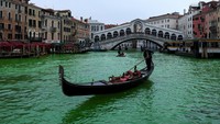 Kanal Terkenal Venesia Mendadak Hijau