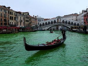 Kanal Terkenal Venesia Mendadak Hijau