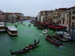 Greta Thunberg Ikut Demo dan Warnai Kanal Venesia, Berujung Dilarang Masuk