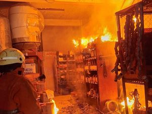 Mess dan Toko Bangunan di Bratang Surabaya Ludes Akibat Korsleting