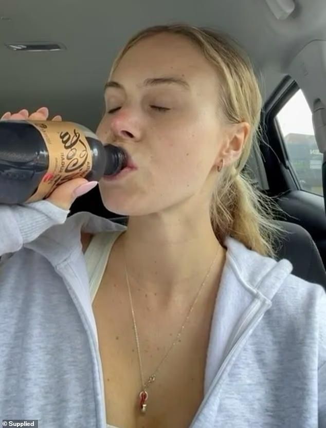 Sarah Lloyd, yang kini tinggal di Gold Coast, Queensland, mengaku sudah menghabiskan 2 hingga 3 botol Diet Coke setiap hari selama bertahun-tahun.