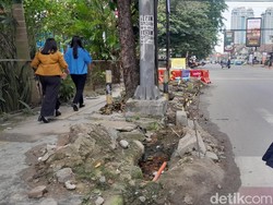 Warga Keluhkan Lubang-lubang di Sepanjang Tepi Jalan Zainul Arifin