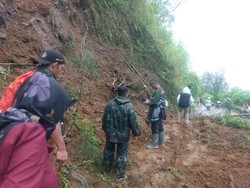 Jalur Pacet-Cangar Ditutup gegara Tanah Longsor di Mojokerto