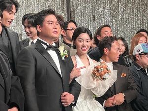 Lee Jang Woo dan Jo Hye Won Menikah, Bawa Buket Bunga Unik Berisi Kue Kenari