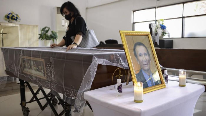 Keluarga mendoakan mendiang mantan kiper Timnas Indonesia Ronny Pasla di GMIST Bait Allah, Jakarta, Senin (24/11/2025). Mantan kiper utama Timnas Indonesia akhir 1960-an sampai 1970-an tersebut tutup usia di Jakarta pada Senin dini hari di usia 79 tahun. ANTARA FOTO/Dhemas Reviyanto