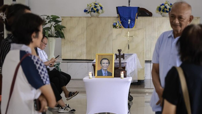 Keluarga mendoakan mendiang mantan kiper Timnas Indonesia Ronny Pasla di GMIST Bait Allah, Jakarta, Senin (24/11/2025). Mantan kiper utama Timnas Indonesia akhir 1960-an sampai 1970-an tersebut tutup usia di Jakarta pada Senin dini hari di usia 79 tahun. ANTARA FOTO/Dhemas Reviyanto