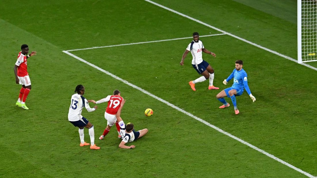 Momen gol Leandro Trossard. (Foto: Arsenal FC via Getty Images/Alex Burstow)
