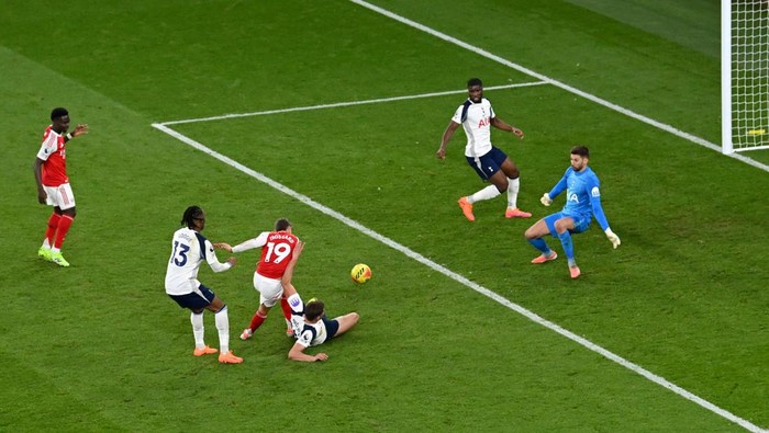 LONDON, ENGLAND - NOVEMBER 23: Leandro Trossard of Arsenal scores his teams first goal during the Premier League match between Arsenal and Tottenham Hotspur at Emirates Stadium on November 23, 2025 in London, England. (Photo by Alex Burstow/Arsenal FC via Getty Images)