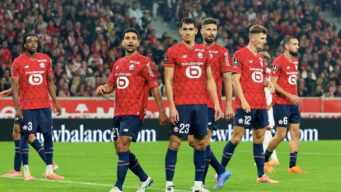 LILLE, FRANCE - OCTOBER 05: Nathan Ngoy #3, Benjamin Andre #21, Aissa Mandi #23, Olivier Giroud #9, Thomas Meunier #12 and Nabil Bentaleb #6 of Lille OSC react during the Ligue 1 McDonalds match between Lille OSC and Paris Saint-Germain FC at Stade Pierre Mauroy on October 05, 2025 in Lille, France. (Photo by Xavier Laine/Getty Images)