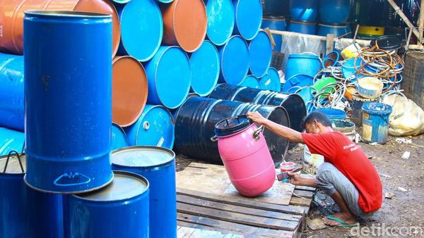 Limbah Drum Disulap Jadi Kerajinan Bernilai Ekonomi di Tangerang Selatan