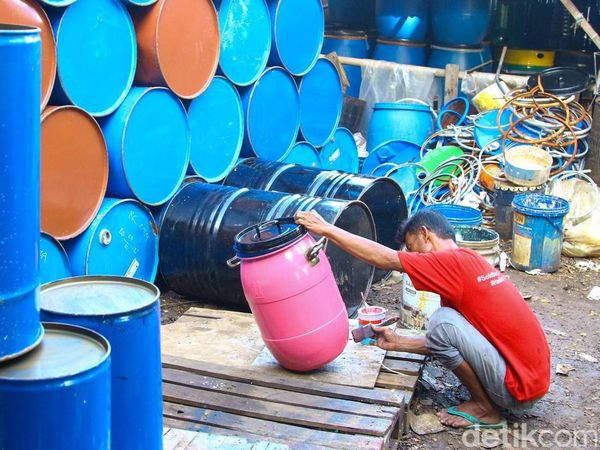 Limbah Drum Disulap Jadi Kerajinan Bernilai Ekonomi di Tangerang Selatan