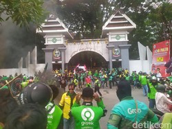 Massa Ojol Lanjut Demo di Kantor Gubernur Sulsel, Lalin Urip Sumoharjo Macet