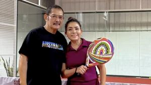 Foto Mayangsari Main Padel Bareng Bambang Tri, Bergaya Bak ABG Pakai Rok Mini