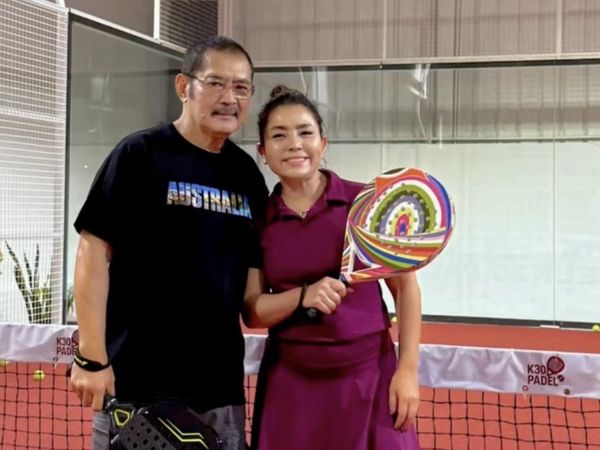 Foto Mayangsari Main Padel Bareng Bambang Tri, Bergaya Bak ABG Pakai Rok Mini