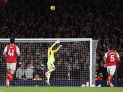 Bola sepakan Richarlison langsung diarahkan ke gawang Arsenal, yang sedikit lowong usai David Raya agak maju ke depan. Kiper asal Spanyol itu terbang coba menyelamatkan gawangnya. (Foto: Julian Finney/Getty Images)
