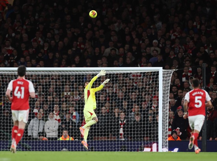 LONDON, ENGLAND - NOVEMBER 23: David Raya of Arsenal watches on as Richarlison (not pictured) of Tottenham Hotspur scores his team's first goal during the Premier League match between Arsenal and Tottenham Hotspur at Emirates Stadium on November 23, 2025 in London, England. (Photo by Julian Finney/Getty Images)