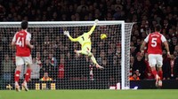 Bola yang terlalu tinggi gagal dijangkau Raya, dan akhirnya Arsenal kebobolan. Momen itu lantas jadi meme di media sosial. (Foto: Julian Finney/Getty Images)